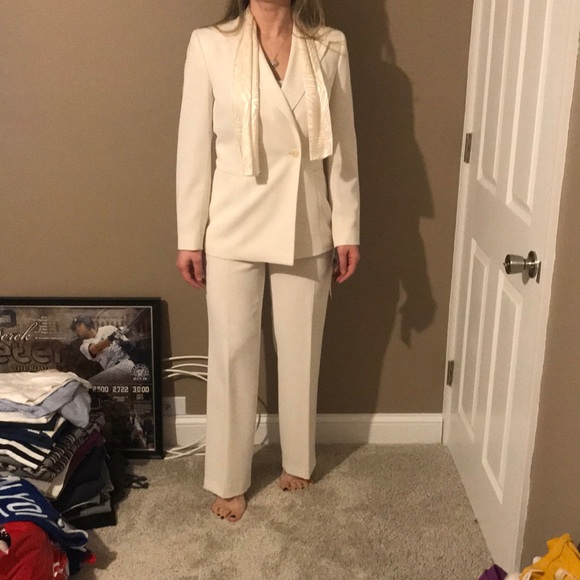 Kasper Jackets & Blazers - NWT- Kasper woman’s pants suit w/ scarf